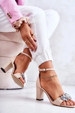 Skórzane Sandałki Na Słupku Z Ozdobą Beżowe Milessa