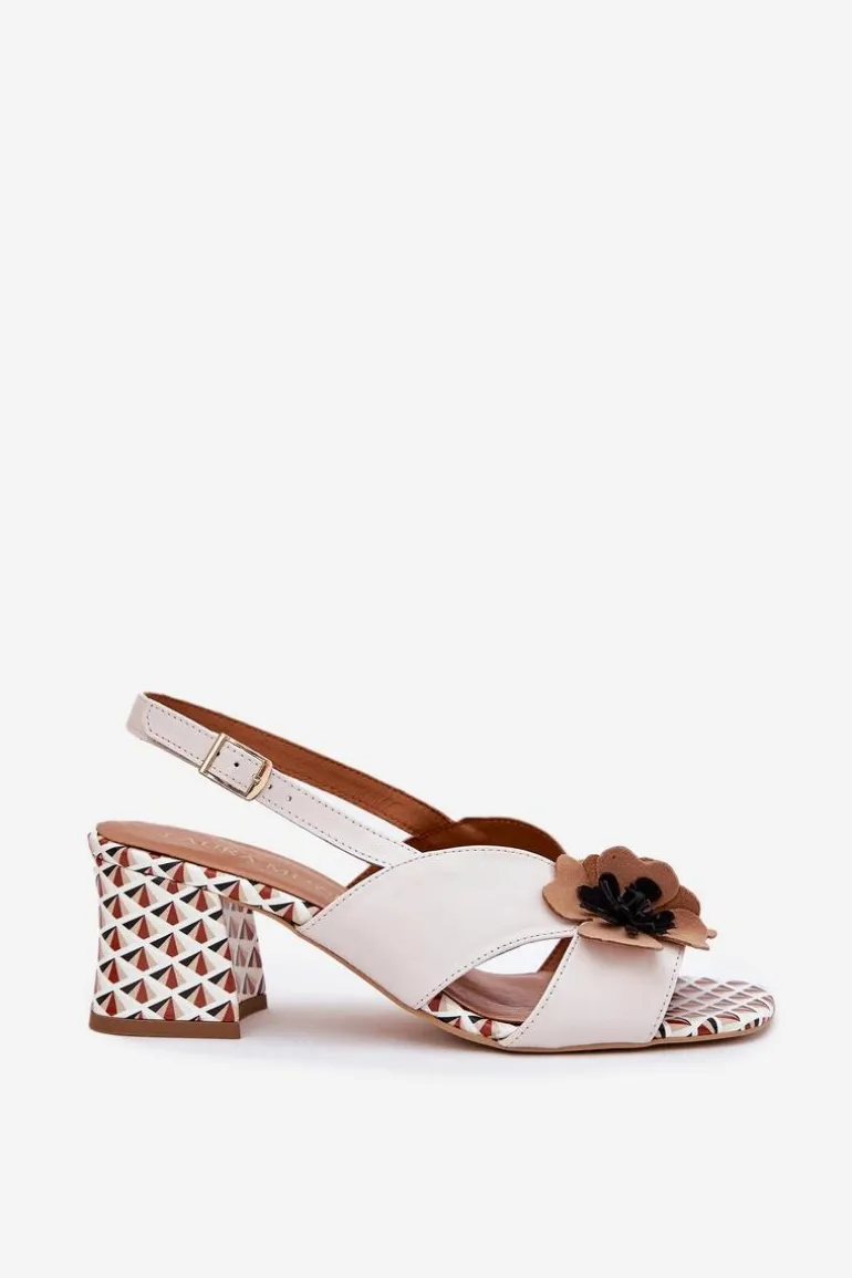 Skórzane Sandały Damskie Na Słupku Z Kwiatami Laura Messi 2950 Białe