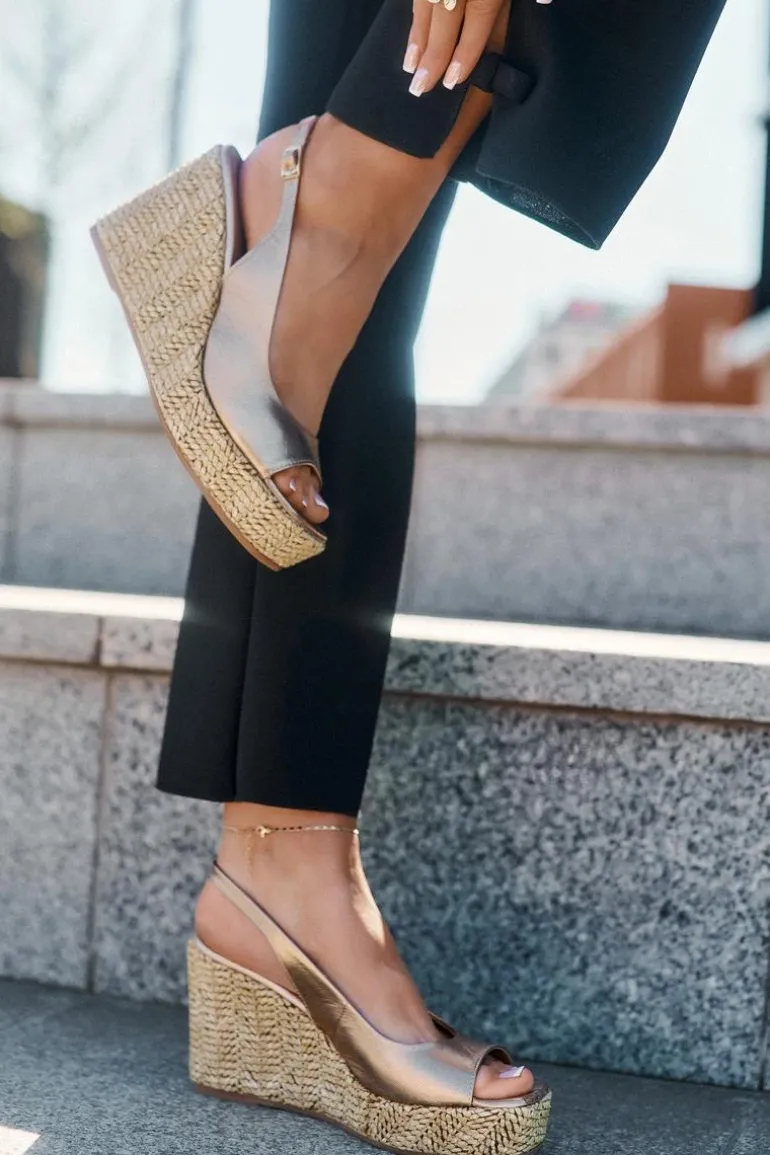 Skórzane Sandały Damskie Na Koturnie Z Plecionką Laura Messi 2789 Złote