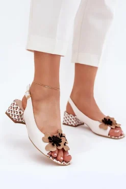 Skórzane Sandały Damskie Na Klocku Z Ozdobnym Kwiatem Laura Messi 2973 Białe