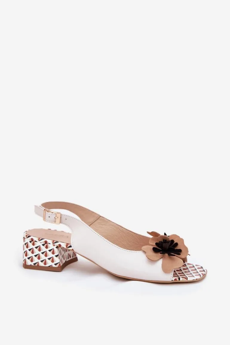 Skórzane Sandały Damskie Na Klocku Z Ozdobnym Kwiatem Laura Messi 2973 Białe