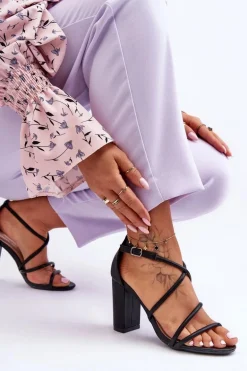 Skórzane Sandały Na Słupku Z Paseczkami Czarne La Meria