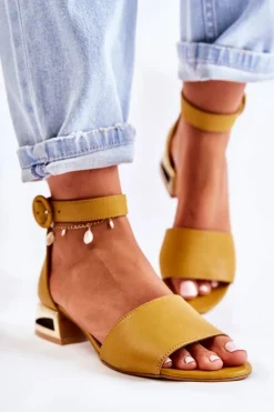 Skórzane Sandały Na Złotym Obcasie Laura Messi 2143 Ciemnożółte