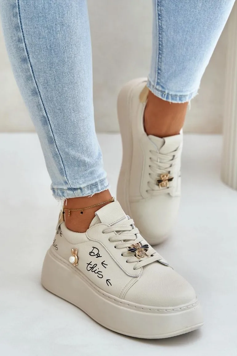 Skórzane Sneakersy Damskie Na Platformie Z Przypinkami I Napisem Vinceza 89102 Beżowe