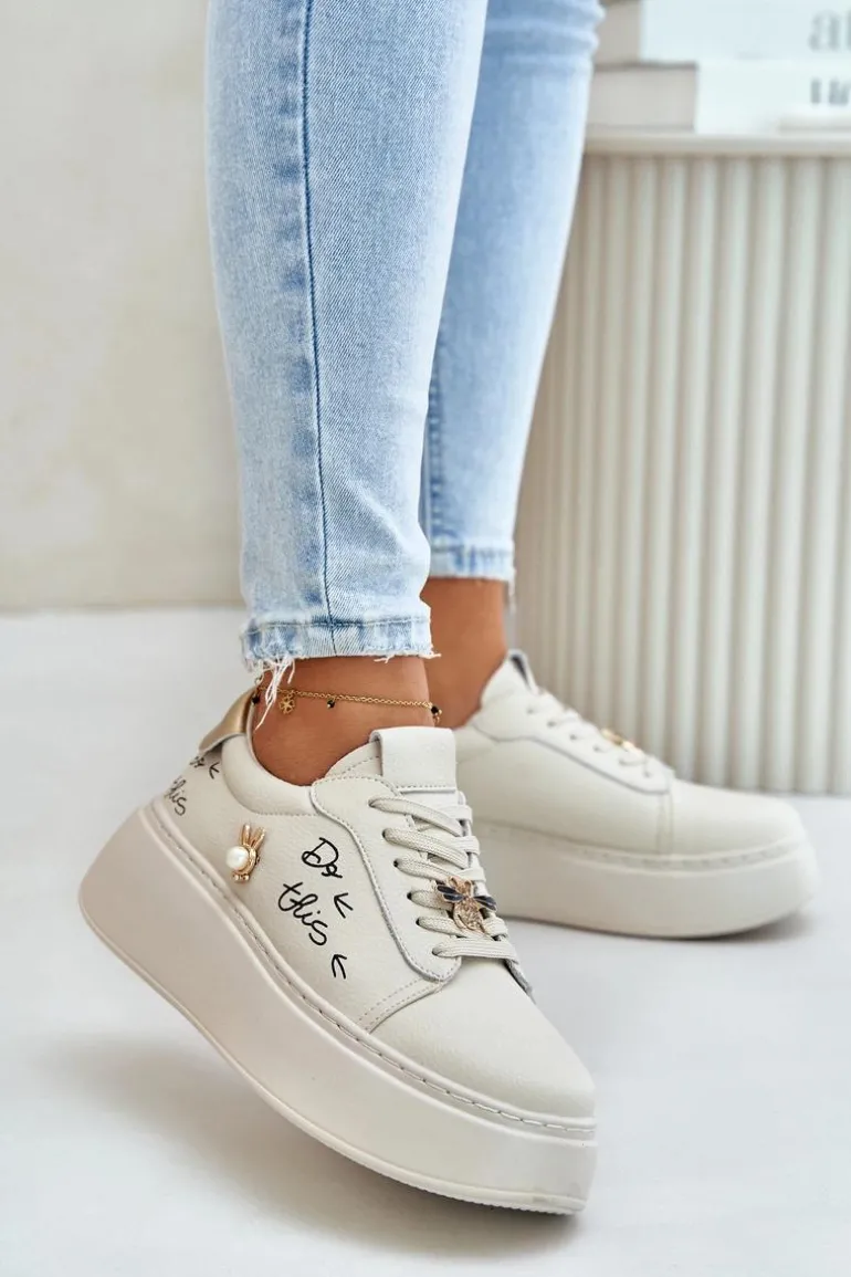 Skórzane Sneakersy Damskie Na Platformie Z Przypinkami I Napisem Vinceza 89102 Beżowe