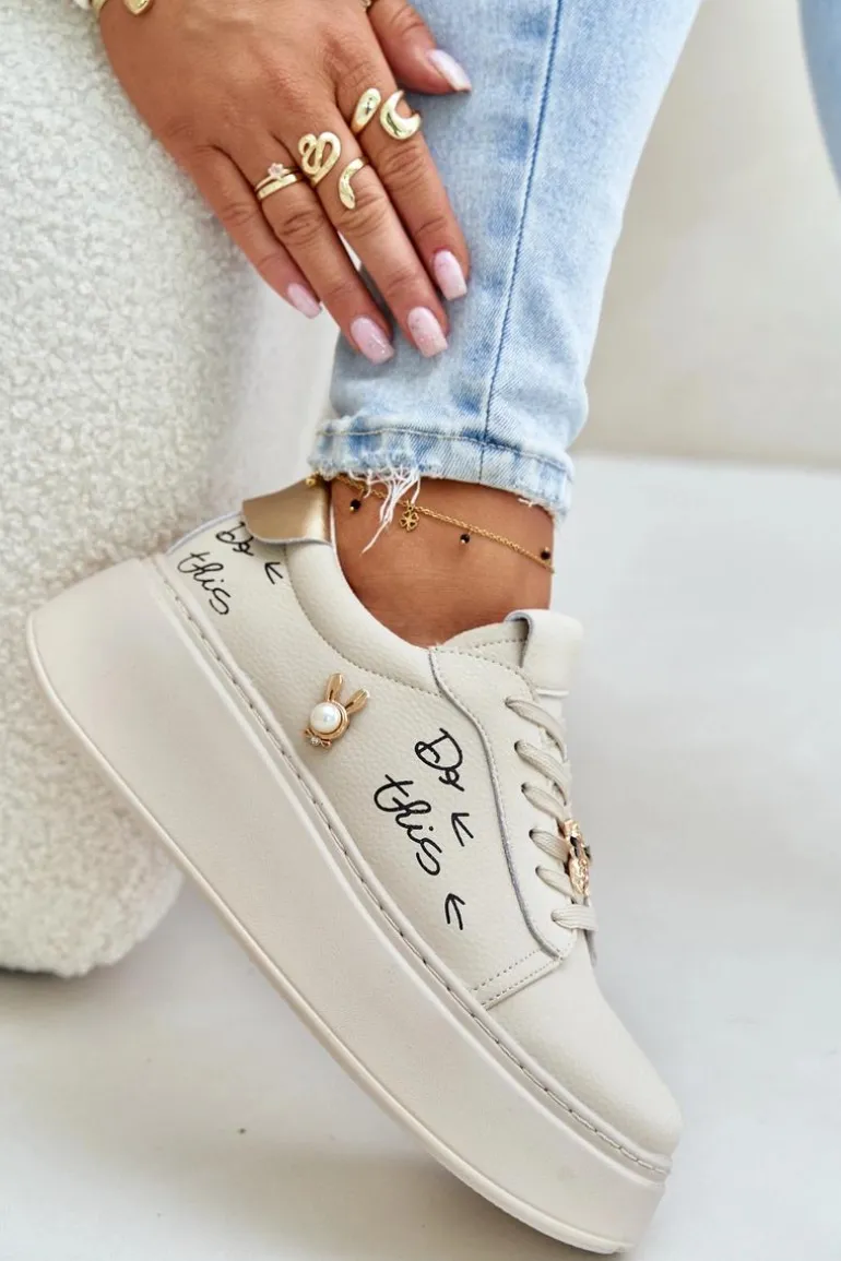 Skórzane Sneakersy Damskie Na Platformie Z Przypinkami I Napisem Vinceza 89102 Beżowe