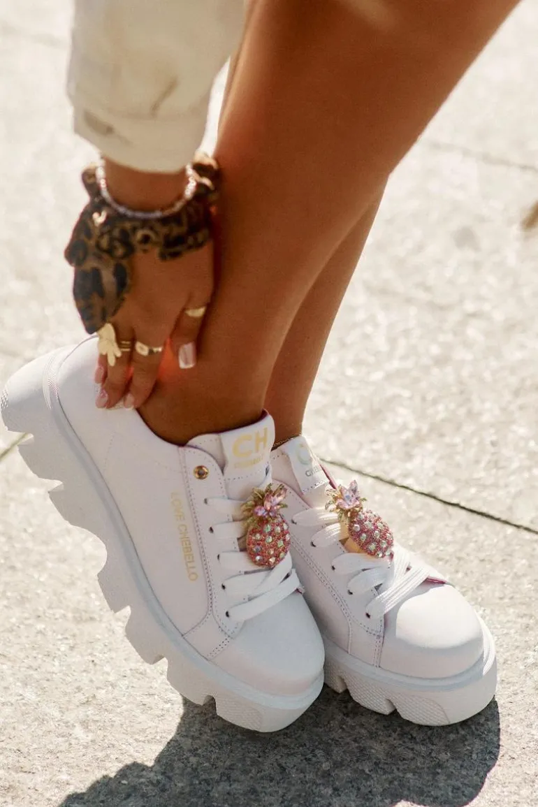 Skórzane Sneakersy Z Ozdobną Broszką Ananas CheBello 4651 Białe