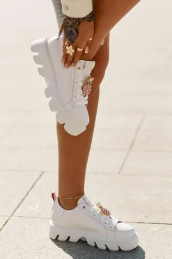 Skórzane Sneakersy Z Ozdobną Broszką Ananas CheBello 4651 Białe