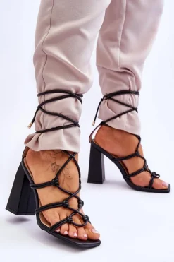 Skórzane Wiązane Sandały Na Obcasie Czarne Amare