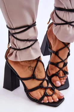 Skórzane Wiązane Sandały Na Obcasie Czarne Amare