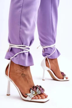 Wiązane Sandałki Na Szpilce Z Motylami Białe Delmar