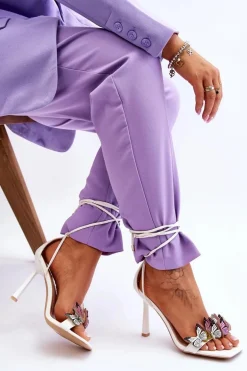 Wiązane Sandałki Na Szpilce Z Motylami Białe Delmar