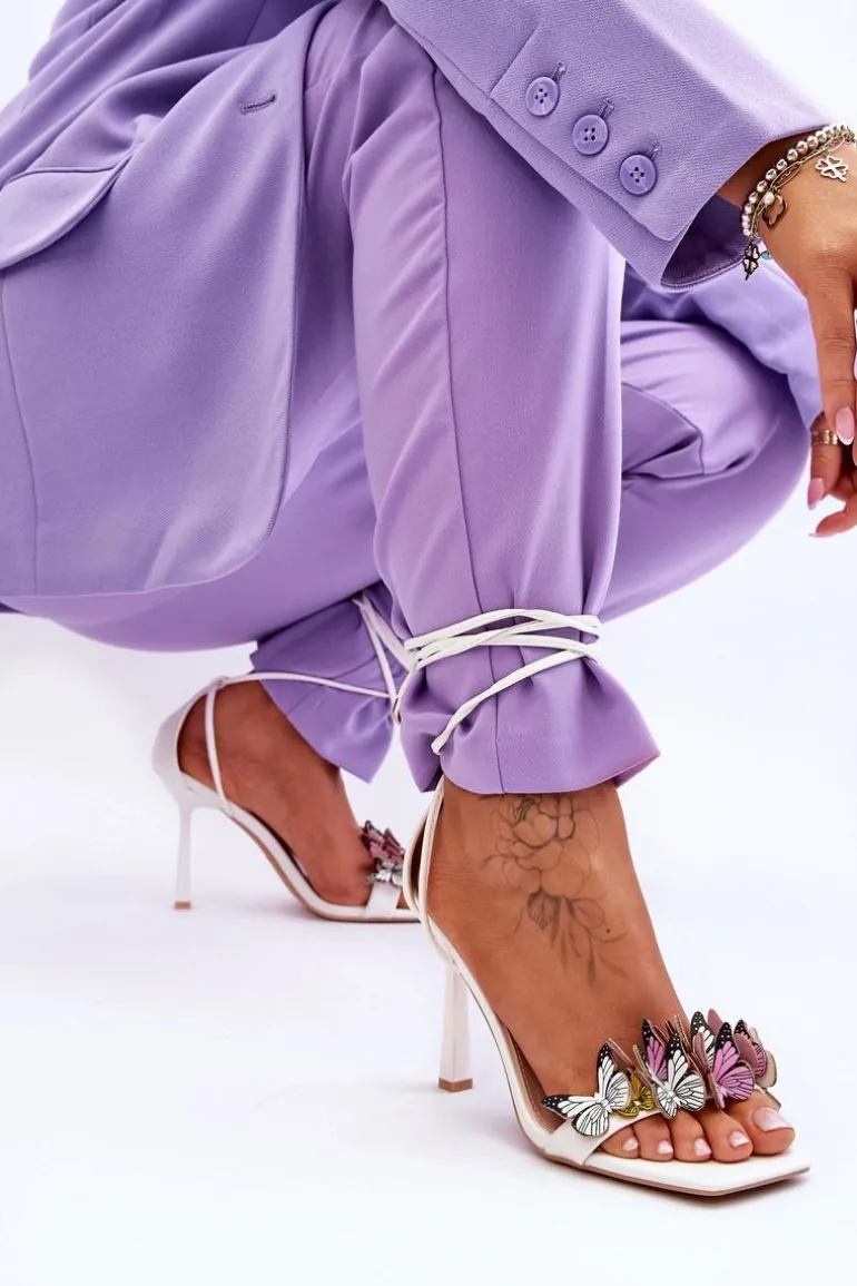 Wiązane Sandałki Na Szpilce Z Motylami Białe Delmar