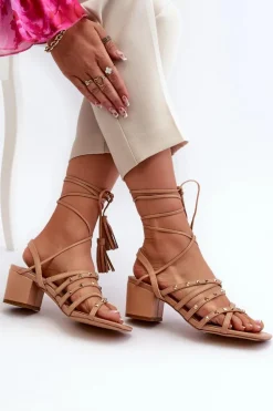 Wiązane Sandały Na Niskim Obcasie Ozdobione Ćwiekami Camel Chrisele