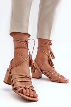 Wiązane Sandały Na Niskim Obcasie Ozdobione Ćwiekami Camel Chrisele