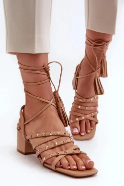 Wiązane Sandały Na Niskim Obcasie Ozdobione Ćwiekami Camel Chrisele