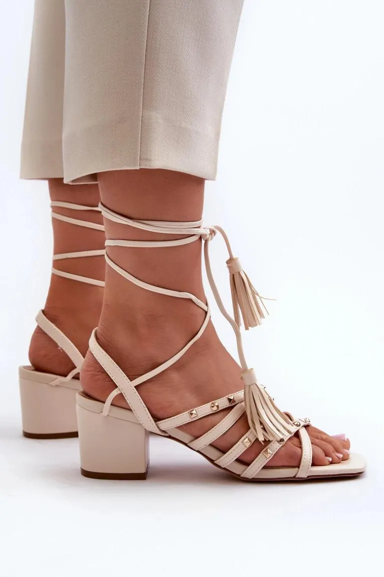 Wiązane Sandały Na Niskim Obcasie Ozdobione Ćwiekami Beżowe Chrisele
