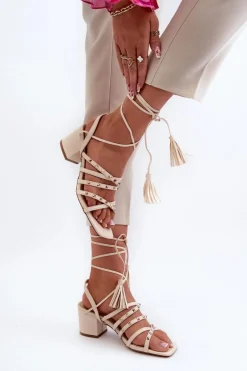 Wiązane Sandały Na Niskim Obcasie Ozdobione Ćwiekami Beżowe Chrisele