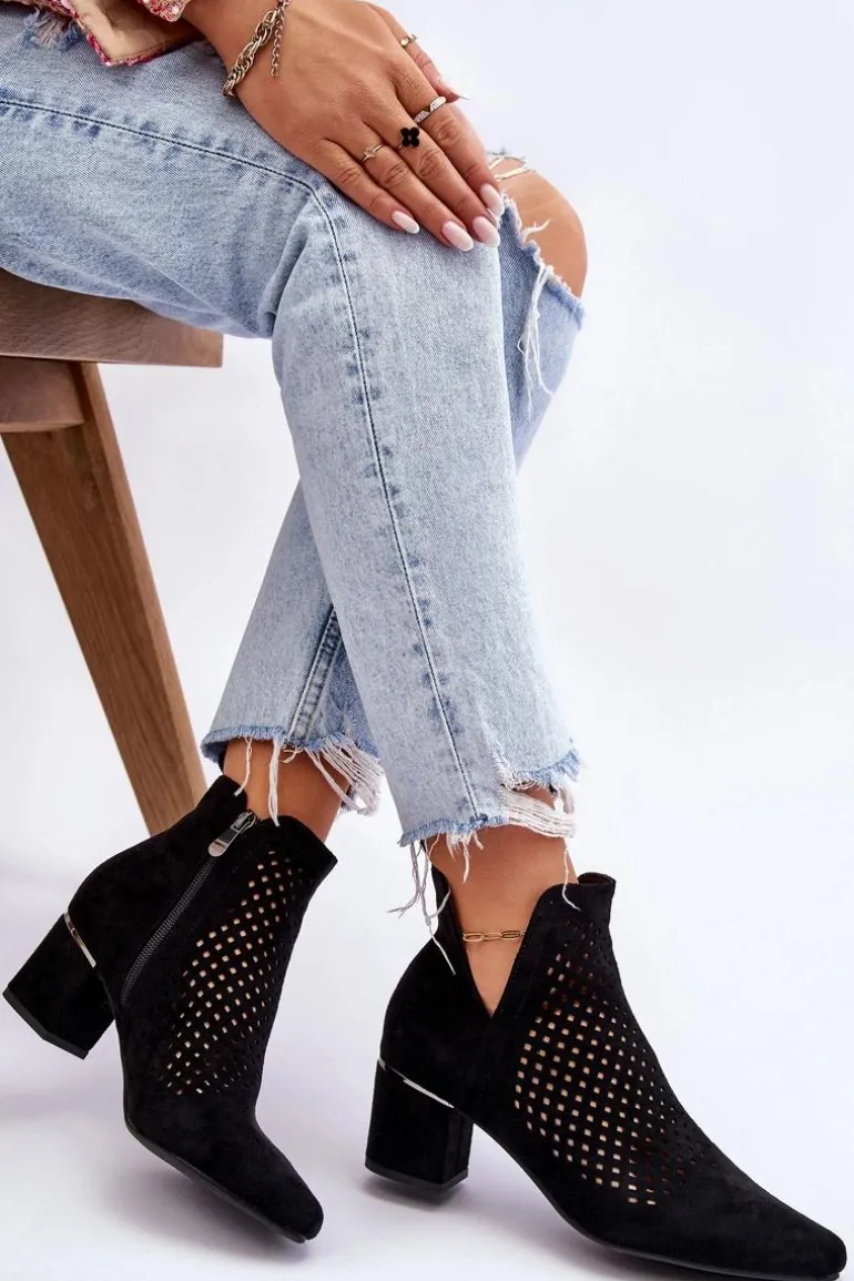 Zamszowe Botki Ażurowe Z Wycięciem Na Obcasie Czarne Blakely