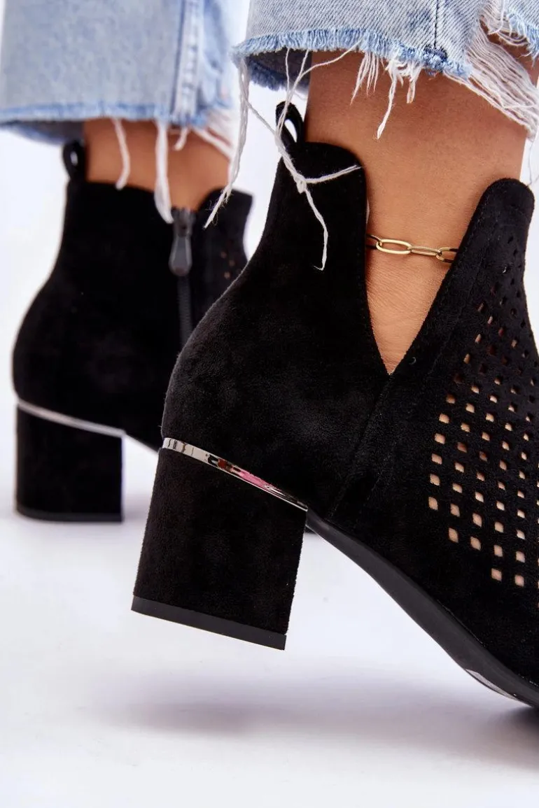 Zamszowe Botki Ażurowe Z Wycięciem Na Obcasie Czarne Blakely