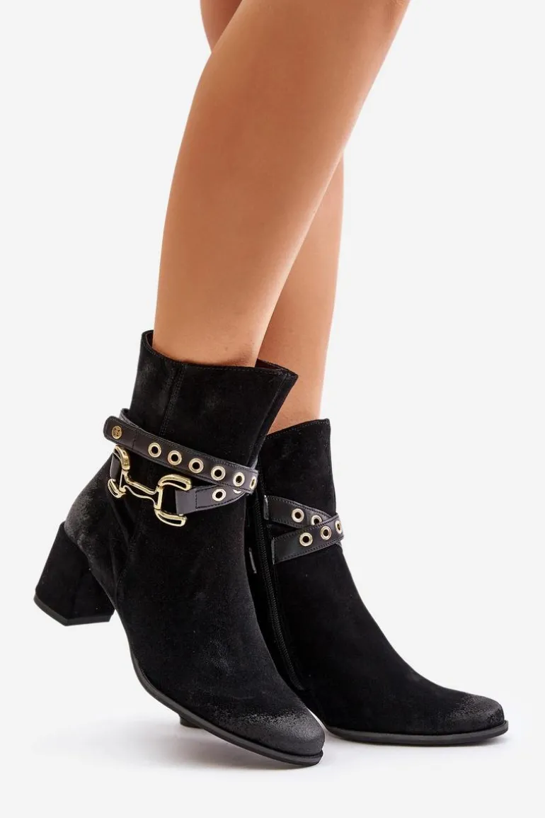 Zamszowe Botki Damskie Na Słupku Z Ozdobnym Paskiem Maciejka 06679-01 Czarne