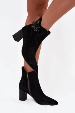 Zamszowe Botki Damskie Na Słupku Z Ozdobą D&A CR52-686 Czarne