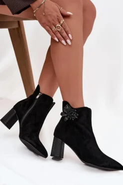Zamszowe Botki Damskie Na Słupku Z Ozdobą D&A CR52-686 Czarne
