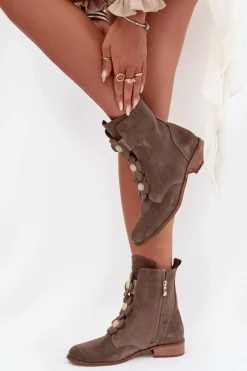 Zamszowe Botki Damskie Z Ozdobnymi Kwiatkami Zazoo 3085 Ciemnobeżowe