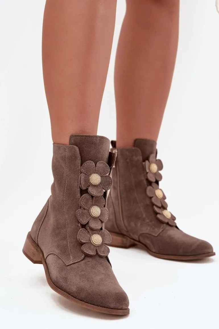 Zamszowe Botki Damskie Z Ozdobnymi Kwiatkami Zazoo 3085 Ciemnobeżowe