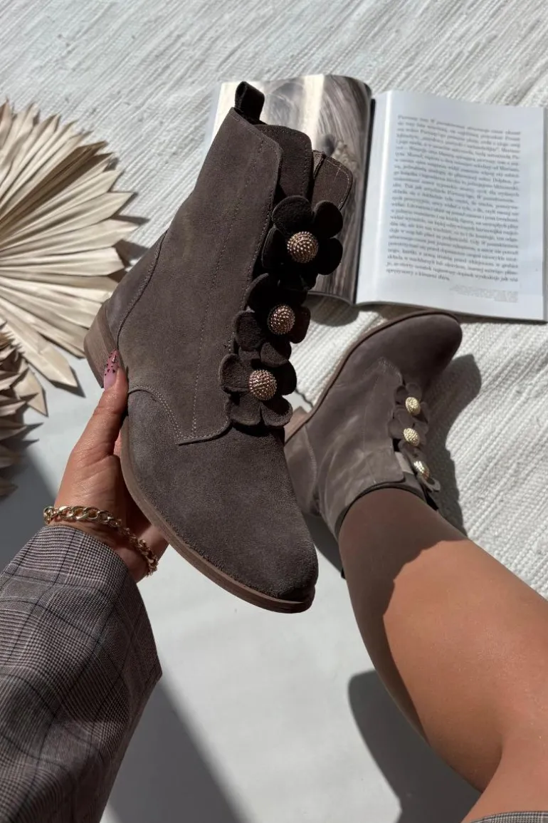 Zamszowe Botki Damskie Z Ozdobnymi Kwiatkami Zazoo 3085 Ciemnobeżowe