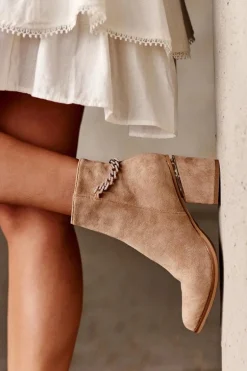 Zamszowe Botki Na Obcasie Z Biżuteryjną Ozdobą Ciemnobeżowe Jadirel