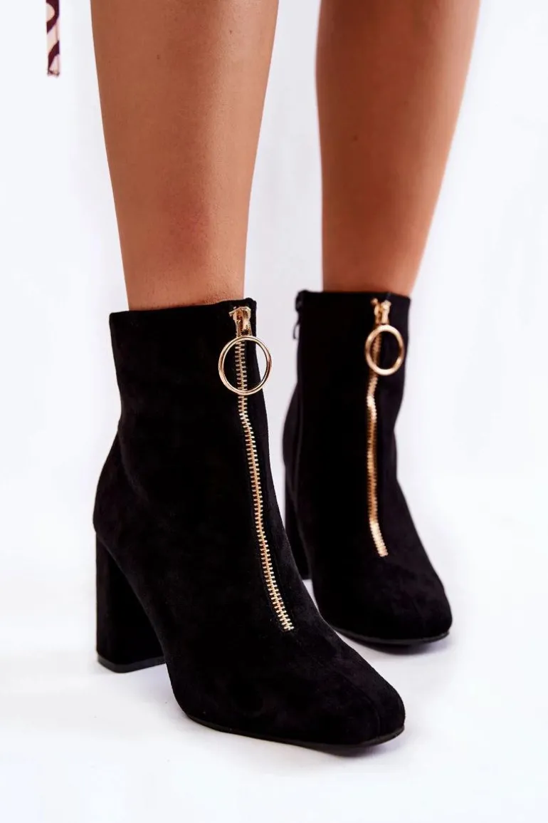 Zamszowe Botki Na Obcasie Z Ozdobnym Zamkiem Czarne Lisette