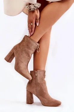 Zamszowe Botki Na Obcasie Z Ozdobnym Zamkiem Beżowe Lisette