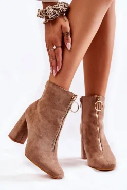 Zamszowe Botki Na Obcasie Z Ozdobnym Zamkiem Beżowe Lisette