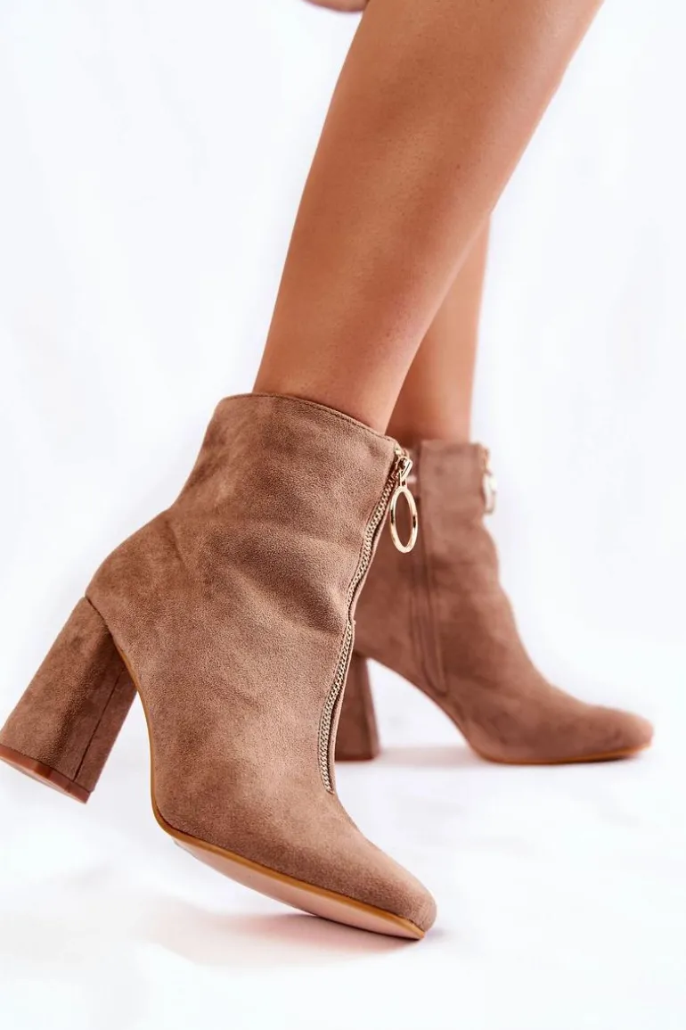 Zamszowe Botki Na Obcasie Z Ozdobnym Zamkiem Beżowe Lisette