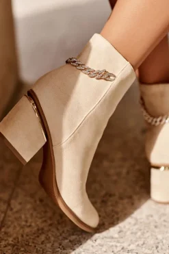 Zamszowe Botki Na Obcasie Z Biżuteryjną Ozdobą Beżowe Jadirel