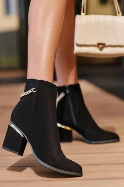 Zamszowe Botki Na Obcasie Z Biżuteryjną Ozdobą Czarne Jadirel
