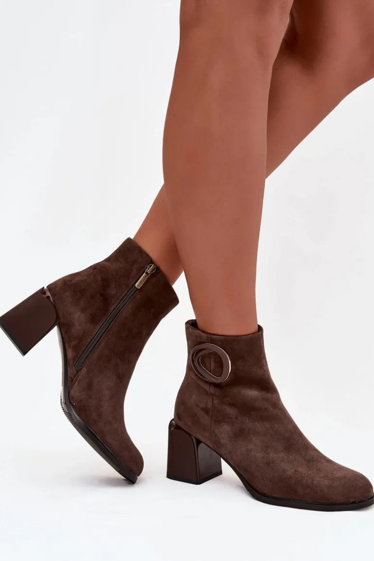 Zamszowe Botki Na Słupku Ocieplane Z Ozdobnym Detalem Artiker 57C0017 Brązowe