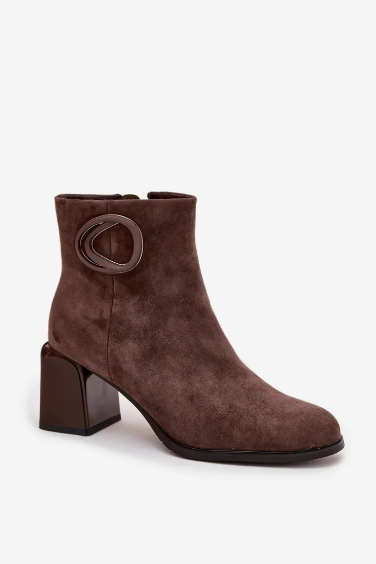 Zamszowe Botki Na Słupku Ocieplane Z Ozdobnym Detalem Artiker 57C0017 Brązowe