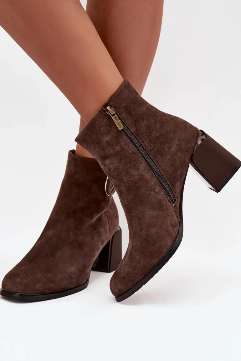 Zamszowe Botki Na Słupku Ocieplane Z Ozdobnym Detalem Artiker 57C0017 Brązowe