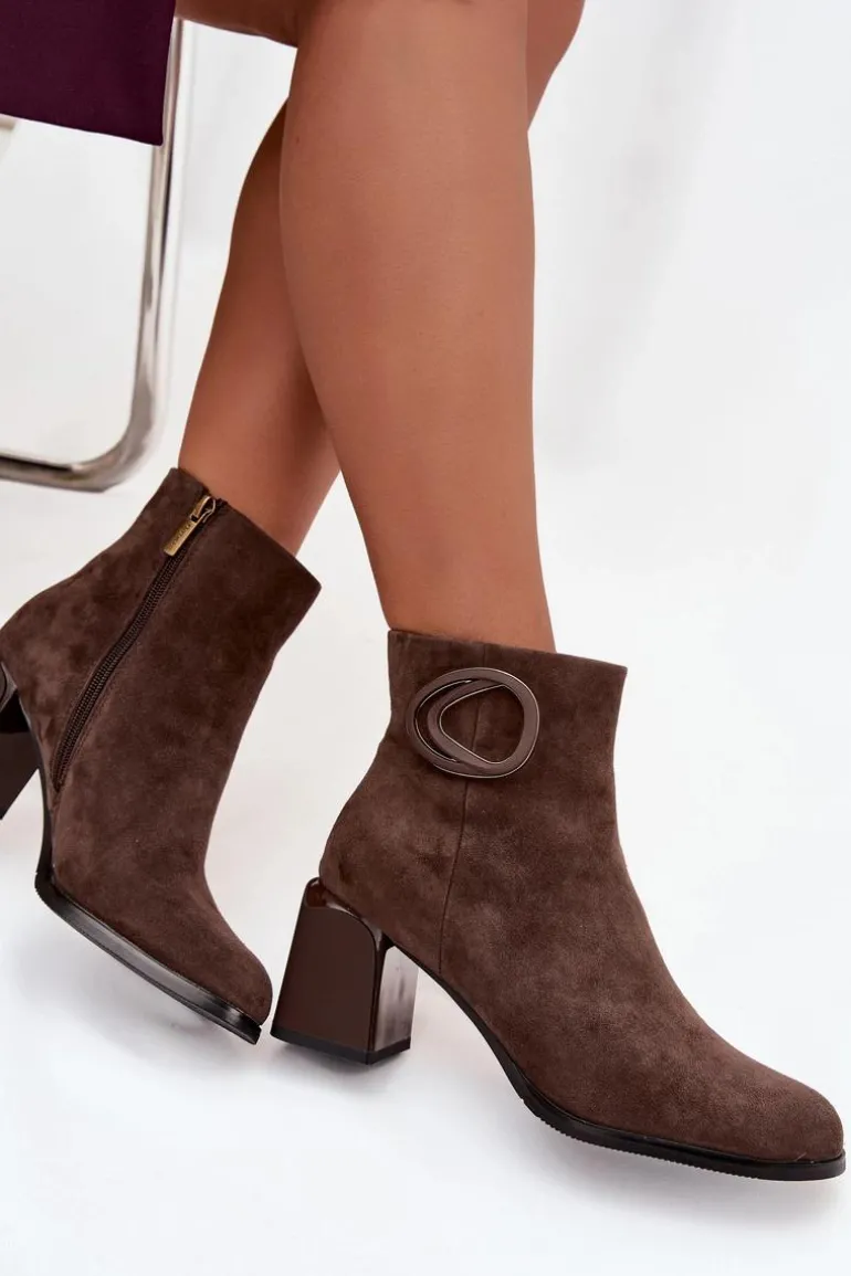 Zamszowe Botki Na Słupku Ocieplane Z Ozdobnym Detalem Artiker 57C0017 Brązowe