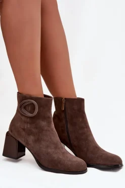 Zamszowe Botki Na Słupku Ocieplane Z Ozdobnym Detalem Artiker 57C0017 Brązowe