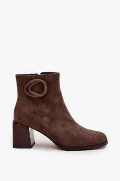 Zamszowe Botki Na Słupku Ocieplane Z Ozdobnym Detalem Artiker 57C0017 Brązowe