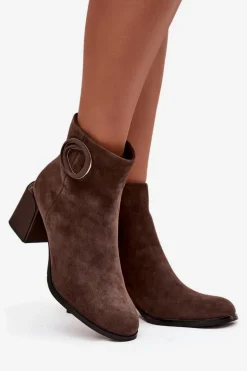 Zamszowe Botki Na Słupku Ocieplane Z Ozdobnym Detalem Artiker 57C0017 Brązowe