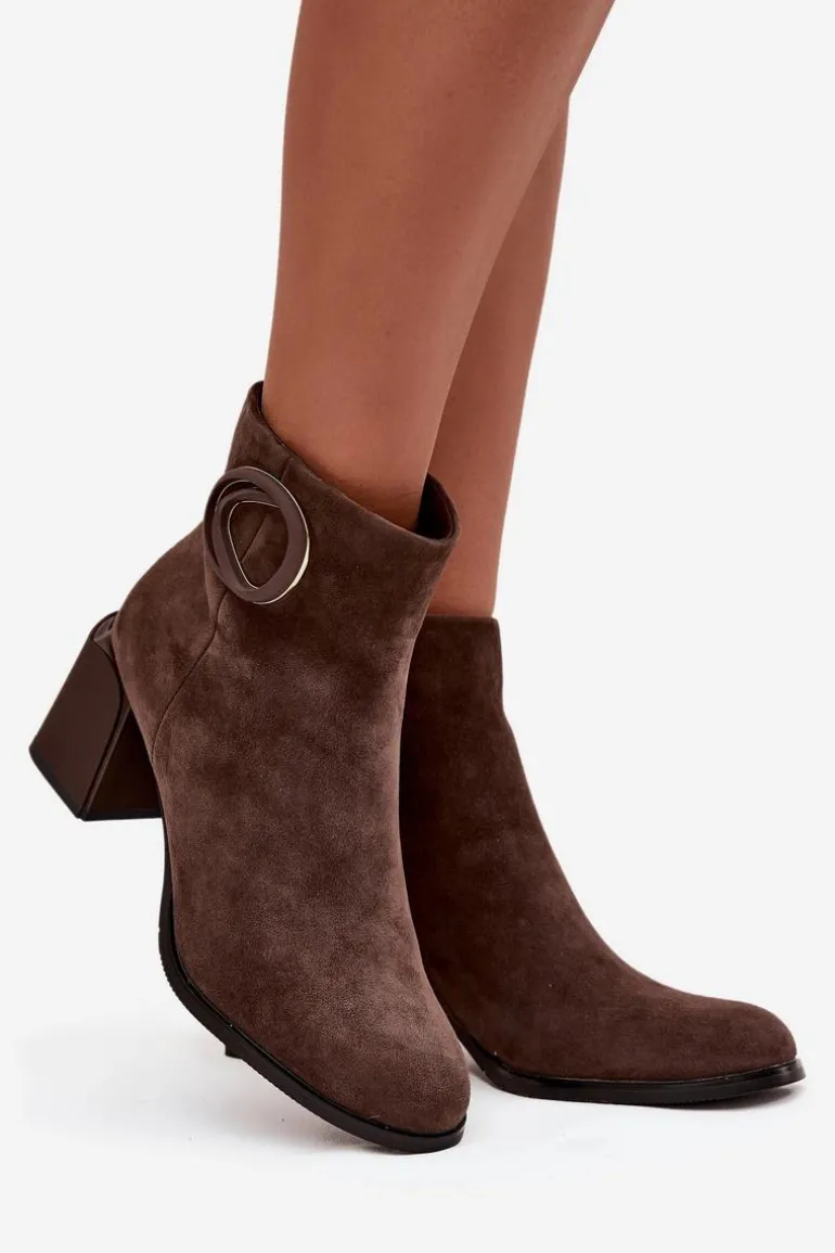 Zamszowe Botki Na Słupku Ocieplane Z Ozdobnym Detalem Artiker 57C0017 Brązowe