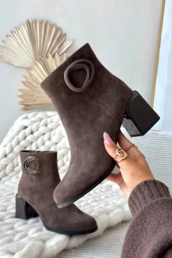 Zamszowe Botki Na Słupku Ocieplane Z Ozdobnym Detalem Artiker 57C0017 Brązowe