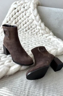 Zamszowe Botki Na Słupku Ocieplane Z Ozdobnym Detalem Artiker 57C0017 Brązowe