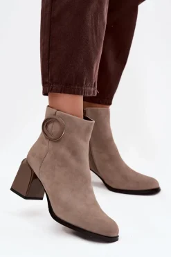 Zamszowe Botki Na Słupku Ocieplane Z Ozdobnym Detalem Artiker 57C0014 Beżowe