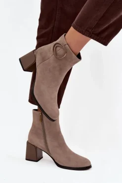 Zamszowe Botki Na Słupku Ocieplane Z Ozdobnym Detalem Artiker 57C0014 Beżowe