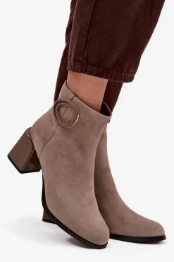 Zamszowe Botki Na Słupku Ocieplane Z Ozdobnym Detalem Artiker 57C0014 Beżowe